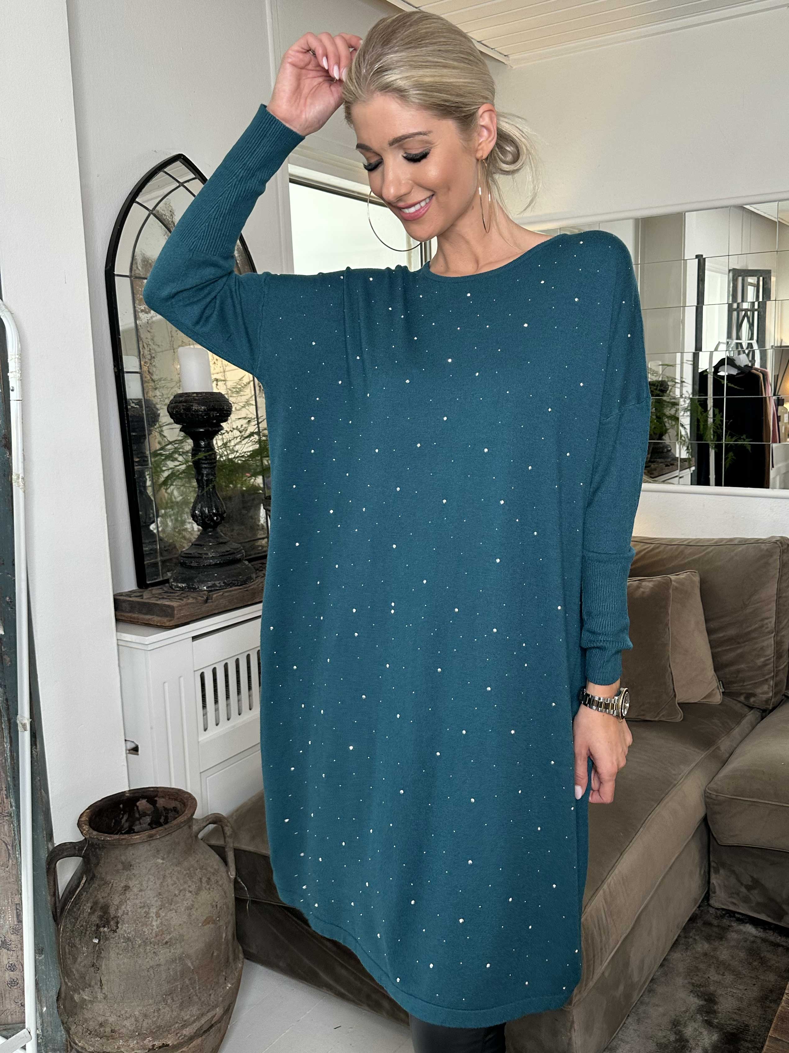 Elisa - Mjuk stickad klänning dekorerad med små stenar